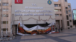 Diyarbakır Büyükşehir Belediyesi tabelası yenilendi