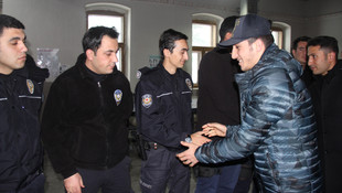 Dünya şampiyonu boksörden polislere destek