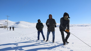 Elektriğe kavuşmak için ekiplere yardım ediyorlar