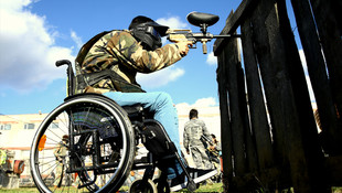 Engelli beden eğitimi öğretmeni öğrencileriyle paintball oynadı