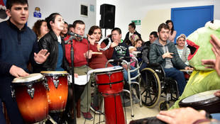 Engelli öğrencilerden ritimli yeni yıl kutlaması