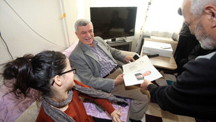 Kocaeli Belediye Başkanı Karaosmanoğlu, Erdoğanın portresini çizen Gülşaha bilgisayar hediye etti