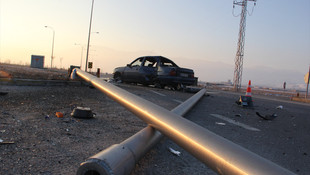 Erzincan'da otomobil aydınlatma direğine çarptı: 5 yaralı