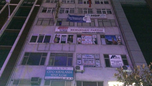 Eylemcileri indirmek istediği terastan düşen polis şehit oldu