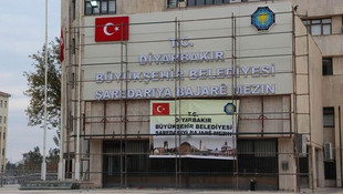 Diyarbakır Büyükşehir Belediyesi’ne yeni tabela asıldı