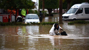 Mersini sel aldı! Yüzlerce vatandaş mahsur kaldı! 2 kişi öldü