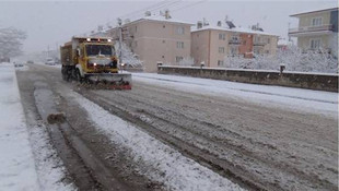 Ağrı ve Erzincanda eğitime kar engeli