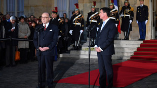 Fransa'nın yeni Başbakanı Cazeneuve görevine başladı