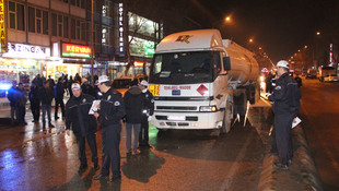 Freni boşalan tanker polisleri alarma geçirdi