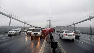 FSM Köprüsünde römork devrildi! Sarıyerde binanın çatısı uçtu