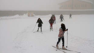 Futbol sahası kayak pistine dönüştürüldü