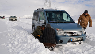 Hakkari'de kar nedeniyle mahsur kalan 30 kişi kurtarıldı