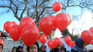 Halep'teki çocuklar için balon uçurdular