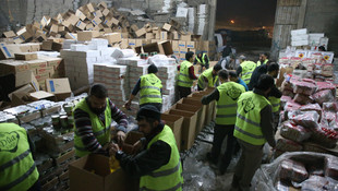 Halep'ten tahliye edilen ailelere gıda yardımı