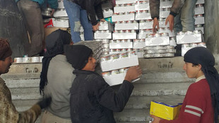 Halep'ten tahliye edilen sivillere insani yardım