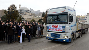 Halep'ten tahliye edilen sivillere yardım