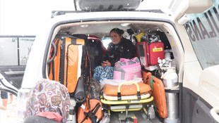Hamile kadın, karlı yolları aşan paletli ambulansla hastaneye yetiştirildi