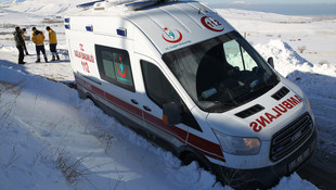 Hasta almaya giden ambulans karda mahsur kaldı