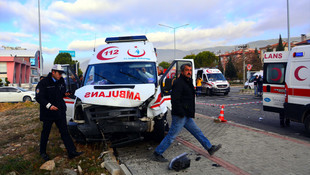 Hasta taşıyan ambulans kaza yaptı: 4 yaralı