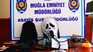 Hayalet maskesi ile soygun güvenlik kamerasında