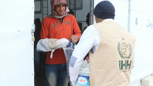 İHH Şam'dan çıkan ailelere yardım dağıttı