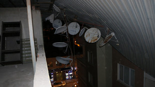 İzmir'de şiddetli rüzgar çatıyı uçurdu