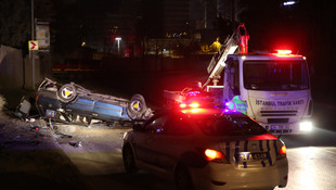 Kağıthanede otomobil devrildi: 3 yaralı