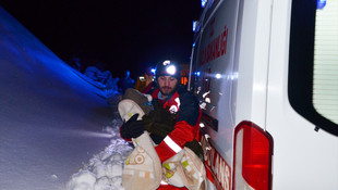 Kar geçit vermeyince hastaya yürüyerek ulaştılar