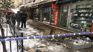 Kar nedeniyle iş yerlerinin gölgelik saçakları çöktü