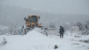 Karda mahsur kalan çobanlar kurtarıldı