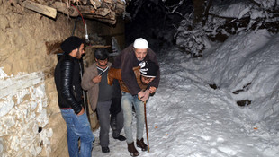 Kardan yolu kapanan mezradaki hasta kurtarıldı