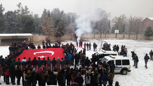 Kavga ihbarı için gelen polislere Türk bayraklı sürpriz
