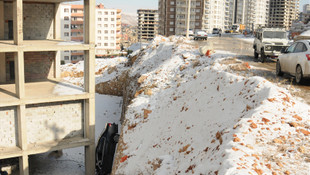 Kayan otomobil inşaat temeline düştü