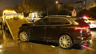 Kaza yaptığı yere reflektör koyarken otomobil çarptı