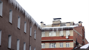 Kış kentinde buz sarkıtlarıyla mücadele