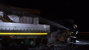 Kocaeli'de minibüsün çarptığı tırda yangın