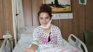 Köpeklerden kaçarken çarptığı demir korkuluk boynunu kesti