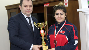 Kazandığı kupayı Emniyet Müdürlüğüne hediye etti