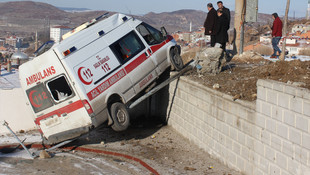 Kütahya'da ambulans elektrik direğine çarptı: 5 yaralı