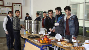 Lise öğrencileri harçlıklarını Halep'e gönderdi