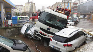 Maltepede freni boşalan kamyon 8 araca çarptı: 6 yaralı