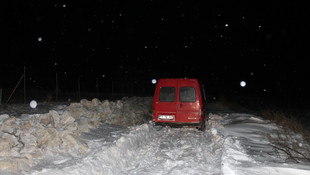 Manisa'da karda mahsur kalan aile kurtarıldı