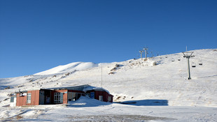 Maviyle beyazın buluştuğu kayak mekezi