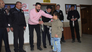 Minik yüreklerden polise anlamlı destek