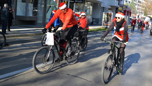 Mostar'da bisikletli Noel Babalar