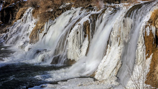 Muradiye Şelalesi dondu