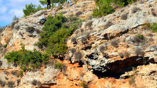 Odun toplarken kayalıklardan düşen kadın öldü