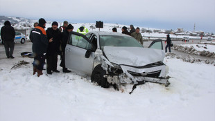 Öğrenci servisi ile otomobil çarpıştı: 13 yaralı