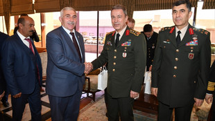 Orgeneral Akar güvenlik korucularını kabul etti