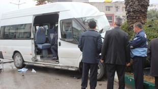 Osmaniye'de öğrenci servisi refüje çarptı: 20 yaralı